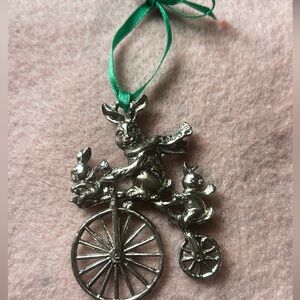 2005  BUNNY Arthur Court Rabbit-Pewter Ornament